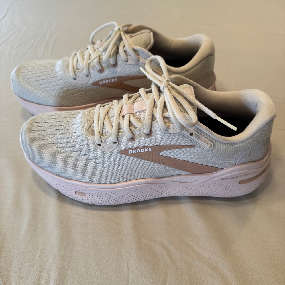 Brooks Ghost Max Women's Cream Running Shoes Size 9.5 EUC